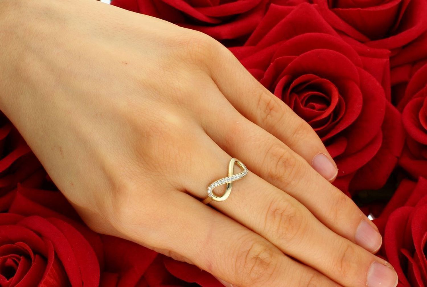 Pierścionek Znak nieskończoności z cyrkoniami  PI 5255 333  Wzór nieskończoności nadaje pierścionkowi nowoczesnego wyglądu.1.jpg